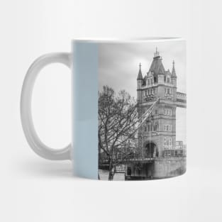 London Bridge is Not This Bridge Black and White Mug